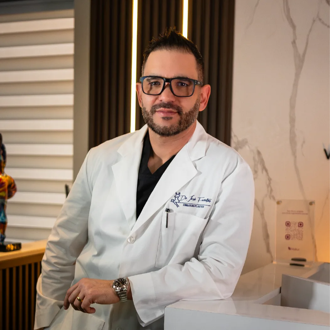 El Dr. José Fuentes Amesty con bata médica